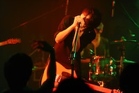 安島裕輔（Vo, G, Syn / The Flickers）（Photo by MASANORI FUJIKAWA）