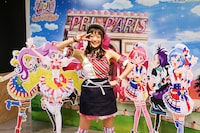 自身が演じる真中らぁらのポーズ「かしこま！」をキメる茜屋日海夏。