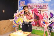 「プリパリカフェ」1日店長就任会見の様子。