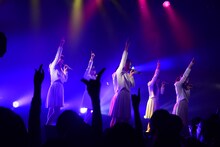 アイドルネッサンス「エビスですこぶるネッサンス!!」の様子。