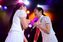 左から新井乃亜、百岡古宵。