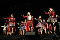 本日2月28日に福岡・マリンメッセ福岡で実施された「6thシングル『しぇからしか！』発売記念握手会」の様子。 (c)AKS