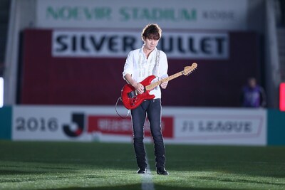 「明治安田生命J1リーグ」試合前セレモニーでの春畑道哉。