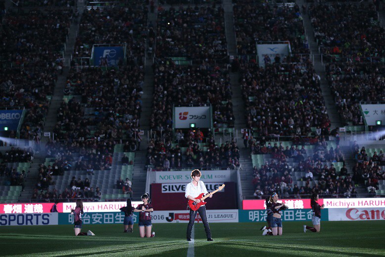 TUBE春畑道哉×ヴィッセル神戸コラボブランケット レア TUBE春畑道哉、Jリーグ開幕戦で新曲「WE ARE ONE」初披露 - 音楽ナタリー