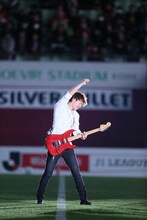 「明治安田生命J1リーグ」試合前セレモニーでの春畑道哉。