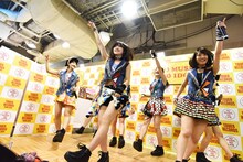アップアップガールズ（仮）によるライブの様子。