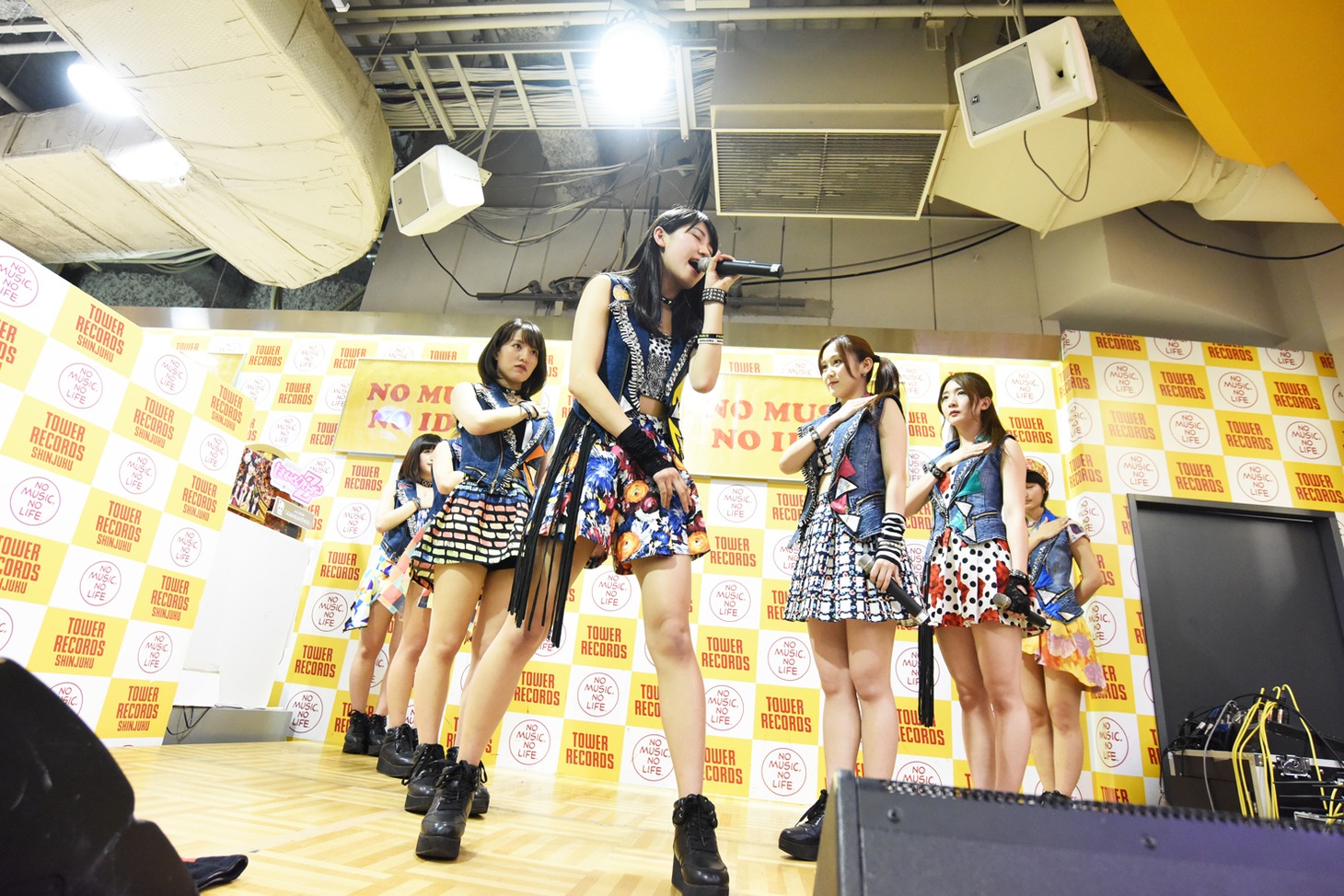 アップアップガールズ（仮）によるライブの様子。