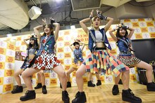 アップアップガールズ（仮）によるライブの様子。