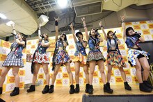 アップアップガールズ（仮）によるライブの様子。