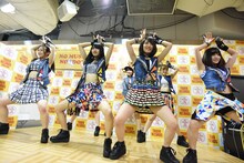 アップアップガールズ（仮）によるライブの様子。