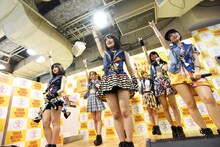 アップアップガールズ（仮）によるライブの様子。