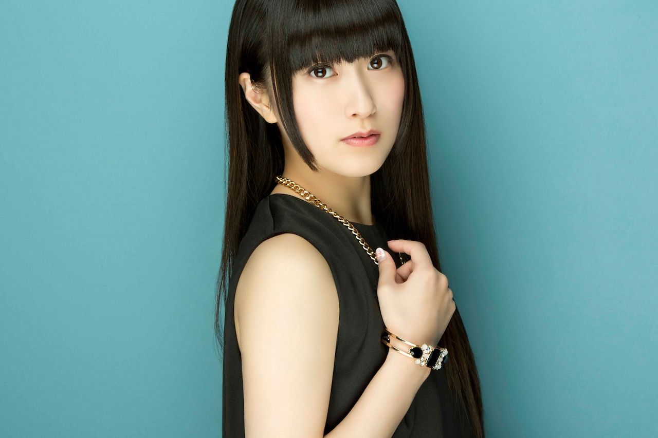 村川梨衣、お菓子とフルーツ飛び交うカラフルポップなデビュー曲MV