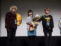 コメントするayaka。（写真提供：キングレコード）