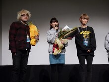 コメントするayaka。（写真提供：キングレコード）