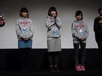 コメントするyumi。（写真提供：キングレコード）