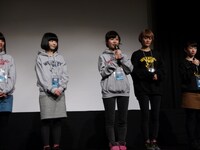 コメントするhime。（写真提供：キングレコード）