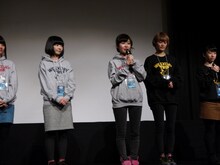 コメントするhime。（写真提供：キングレコード）