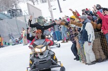 スノーモービルに乗って登場するMAN WITH A MISSION。（Photo by Daisuke Sakai[FYD inc.]）