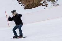 スノーボードを楽しむTokyo Tanaka（Vo）。（Photo by Daisuke Sakai[FYD inc.]）