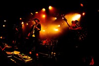 月に吠える。（撮影：岩佐篤樹）