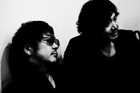 左から大森南朋（Vo, G）、塚本史朗（G）。（撮影：岩佐篤樹）