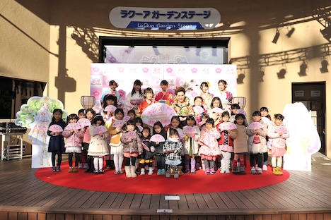 「『プリパラ み~んなのあこがれ♪レッツゴー☆プリパリ』映画公開記念☆ぴなまつりイベント」の様子。(写真提供:avex pictures)