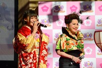 左から茜屋日海夏（i☆Ris）、デヴィ夫人。