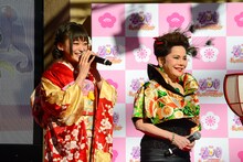 左から茜屋日海夏（i☆Ris）、デヴィ夫人。