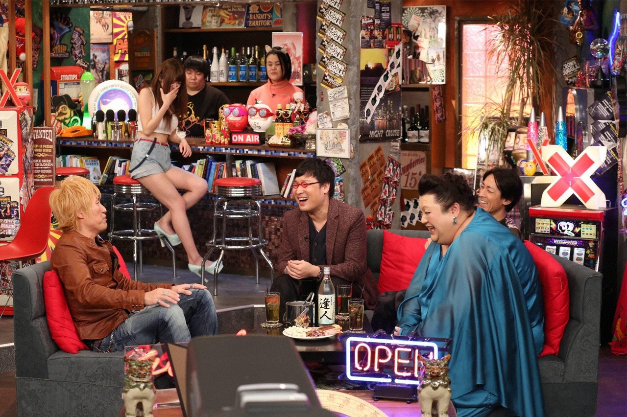 前列左よりゲストの予備校講師・坂田アキラ、山里亮太、矢部浩之、マツコ・デラックス。 (c)フジテレビ