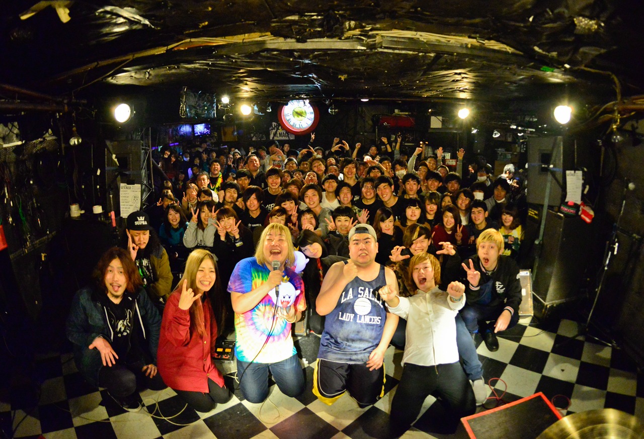 Mrs.WiENER「THE POP BBQ 2 Release Tour 2015-2016」東京・下北沢SHELTER公演での集合写真。（撮影：清水健志郎）