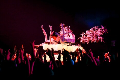 2月28日に東京・Zepp DiverCity TOKYOにて行われたワンマンライブ「OEDO!」の様子。（撮影：横山マサト）