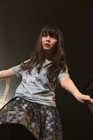 ツアーを発表しポーズを決める南波志帆。