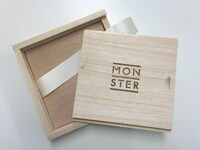 小谷美紗子「MONSTER」特別「木の箱」仕様盤パッケージ