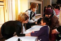 特典会の中で行われた握手会の様子。（撮影：青木早霞（PROGRESS-M））