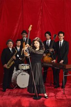 八代亜紀と「八代亜紀 2016 AIUTA」バンドメンバー。