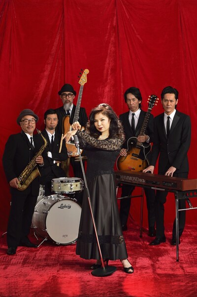 八代亜紀と「八代亜紀 2016 AIUTA」バンドメンバー