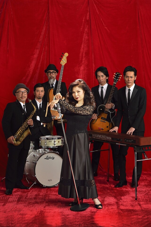 八代亜紀と「八代亜紀 2016 AIUTA」バンドメンバー