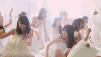 乃木坂46「ハルジオンが咲く頃」MVのワンシーン。