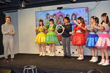 ヘンダーソンと石焼き芋のネタを披露する乙女新党。