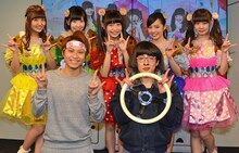 イベントに登場したヘンダーソン（前列2人）と乙女新党。