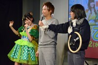 違う芸人のネタを披露してツッコまれる緒方真優（左）。