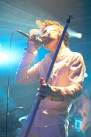 KEN LLOYD（Vo）（撮影：緒車寿一）