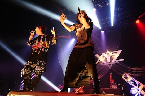 左からあらき、S!N。（撮影：小松陽祐［ODD JOB］）