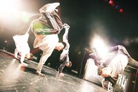 nicecreamとダンサーによるダンスショーの様子。（撮影：新倉映見）