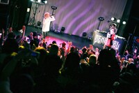 「電波少女 解散＆復活ワンマンライブ“茶番”」の様子。（撮影：新倉映見）