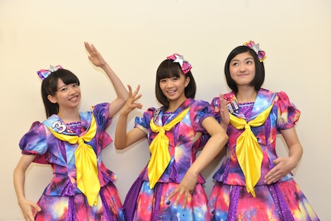 思い思いの「ロボサン」ポーズを即興で決める真山りか、星名美怜、小林歌穂（左から）。