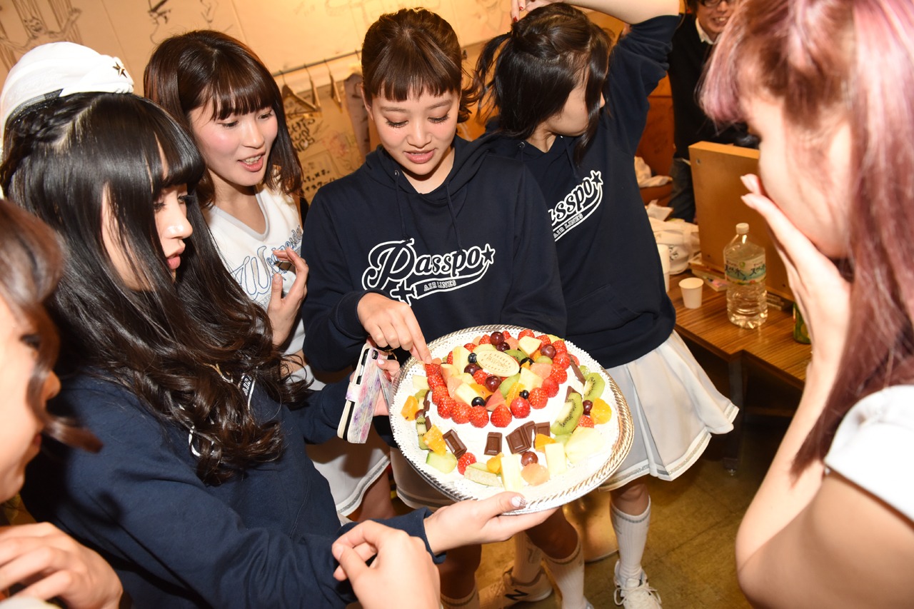 ぷちぱすぽ☆からの手作りケーキに感動するPASSPO☆。