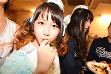 ケーキを食べる増井みお。