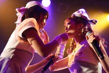 左から岩村捺未、玉井杏奈。