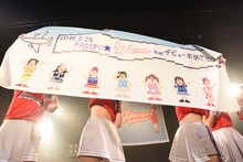 パッセンジャーが作った横断幕を掲げるPASSPO☆。